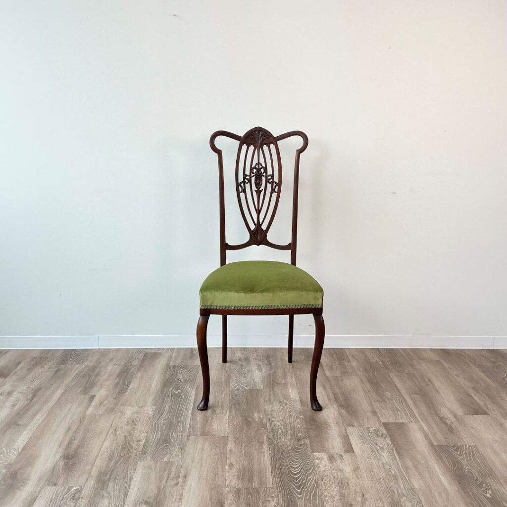 英国から到着したアンティークのダイニングイェア