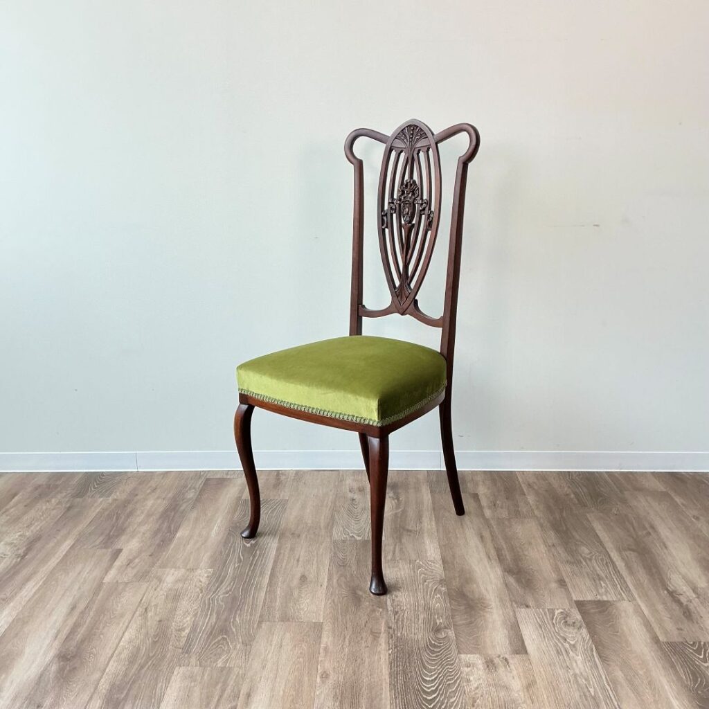 英国から届いたアンティークのサロンチェア