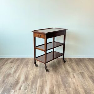 イギリスから到着したアンティークのワゴン