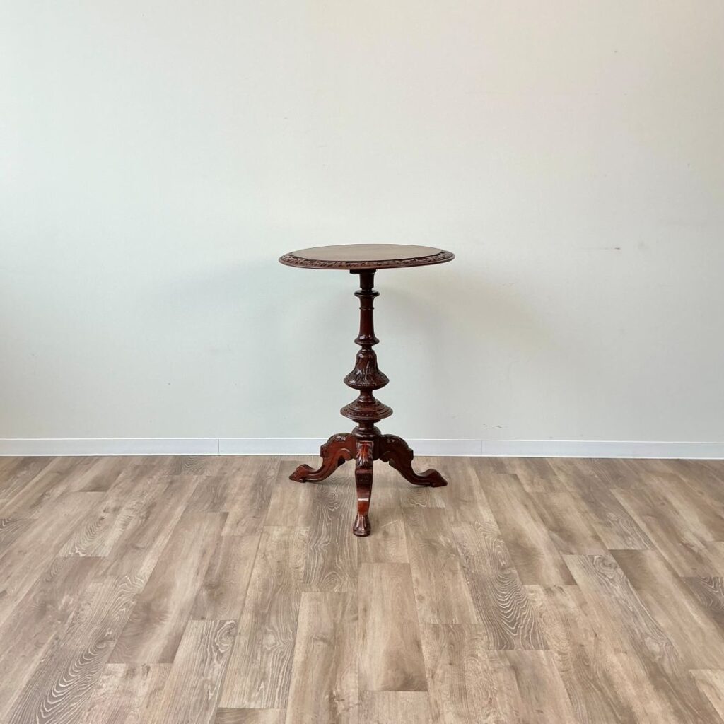 イギリスから届いたアンティークのサイドテーブル