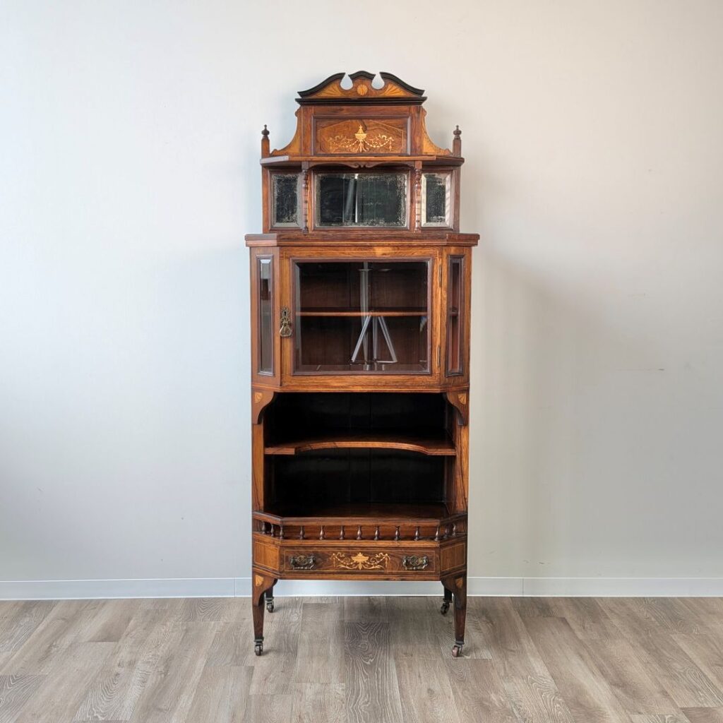 イギリスから到着したローズウッドのキャビネット