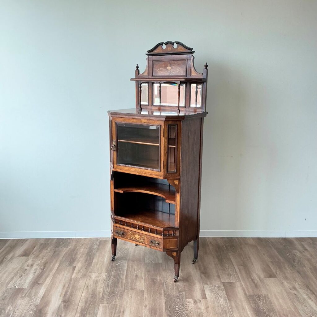 英国から到着したミュージックキャビネット